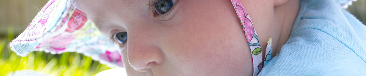 Baby moet ook een zonnebril baby met zonnehoed Kraamzorg de Waarden 
