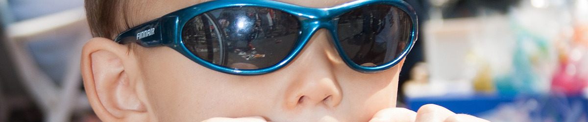Baby moet ook een zonnebril kindje met zonnebril Kraamzorg de Waarden 