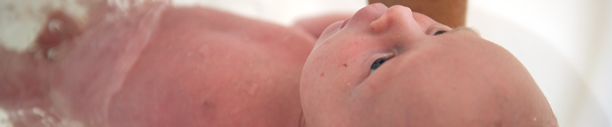 Sanne vertelt over mantelzorg baby verzorgen baby badje Kraamzorg de Waarden