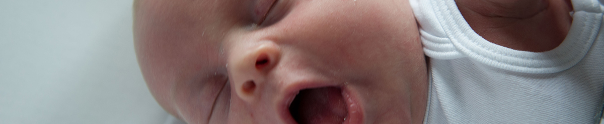 Pasgeboren baby en zomerse temperaturen baby rompertje Kraamzorg de Waarden